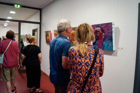 Bild: VHS Oldenburg Gäste in der Ausstellung. Bild: VHS Oldenburg