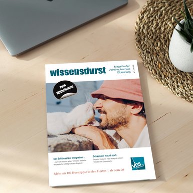 Das VHS Magazin Wissensdurst liegt auf einem Tisch