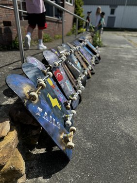 Bemalte Skateboards lehnen an einer Wand. Bild: Fjonn Dutzmann/Freestyle Family