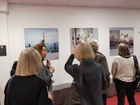 Gäste in der Ausstellung. Bild: VHS Oldenburg