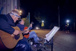 Bild: Eiko Braatz Zwei Gitarrenspieler überraschen die Laufenden an der Strecke mit einem Ständchen.