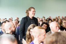 Einführung in die Ausstellung. Bild: Paulina Schröder, CEWE.