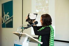 Melanie Wichering präsentiert das Buch zur Ausstellung.Bild: Paulina Schröder, CEWE.