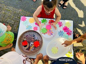 Kinder basteln Blumen. Bild: VHS Oldenburg