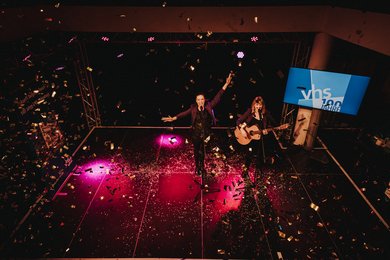 Zum Abschluss singen die Deichgranaten in einem Regen aus goldenem Konfetti.