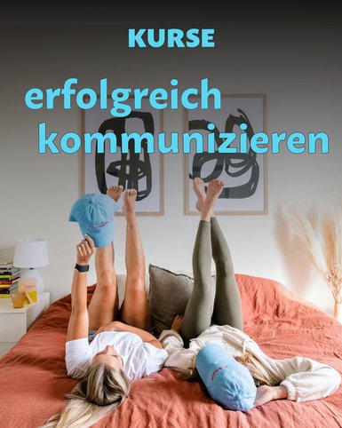 Zwei Personen liegen nebeneinander auf einem Bett und strecken die Beine in die Luft.