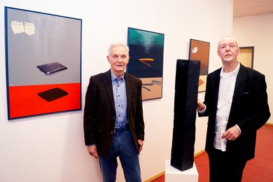 Claus Wettermann und Jens Springhorn in der Ausstellung. Bild: VHS Oldenburg.