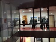 Gäste in der Ausstellung.  Bild: VHS Oldenburg