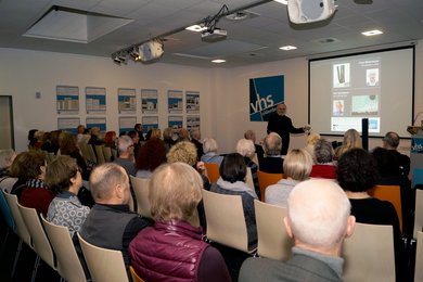 Herbert Blazejewicz führt in Claus Wettermanns Ausstellung ein. Bild: VHS Oldenburg.