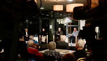 Das Podium bei der Talkrunde. 