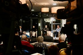 Das Podium bei der Talkrunde. 