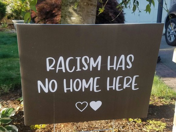 Ein Schild mit der Aufschrift: Rassismus hat hier kein Zuhause (aus dem Englischen übersetzt)