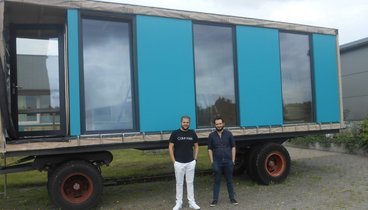 Hannan Brim und Walter Buch  vor dem Tiny House. Bild: VHS Oldenburg.
