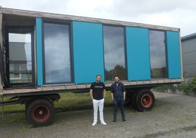 Hannan Brim und Walter Buch  vor dem Tiny House. Bild: VHS Oldenburg.