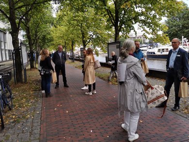 Gäste und Ausstellende in der Ausstellung an der Hafenpromenade. Bild: VHS Oldenburg.