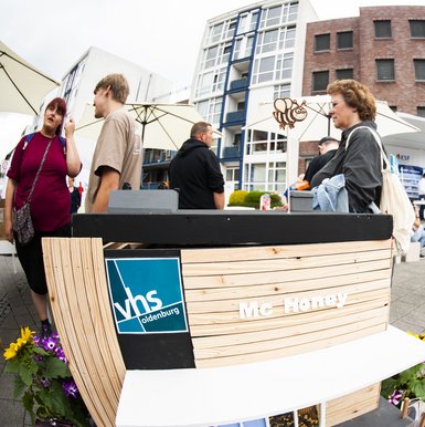 Die Teilnehmer*innen beim Tag der Niedersachsen in Wilhelmshaven mit einem selbstgebauten Bienenstock. Bild: matzkeFoto