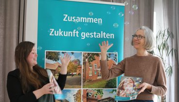 Katharina Janssen und Anne Bohlen mit dem neuen Programmheft