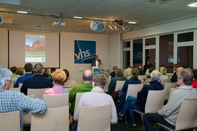 VHS-Geschäftsführer Andreas Gögel begrüßt die Gäste der Ausstellungseröffnung.