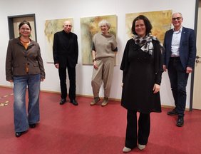 Bettina Hauke, Horst Wilms, Anke Ibe, Melanie Wichering und Andreas Gögel in der Ausstellung. Bild: VHS Oldenburg.