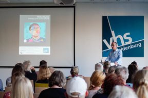 Bild: VHS Oldenburg Andreas Gögel begrüßt die Gäste. Bild: VHS Oldenburg