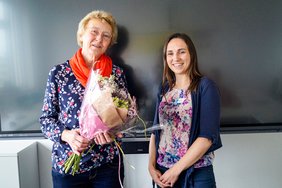 Magali Baudelet verabschiedet im Namen der VHS Angelka Moshammer. Bild: VHS Oldenburg.