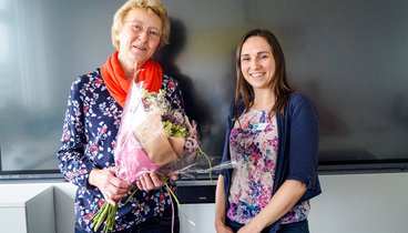 Magali Baudelet verabschiedet im Namen der VHS Angelka Moshammer. Bild: VHS Oldenburg.