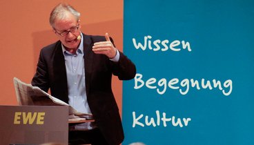 Albrecht von Lucke während seines Vortrags. Bild: VHS Oldenburg