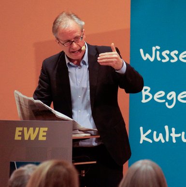 Albrecht von Lucke während seines Vortrags. Bild: VHS Oldenburg