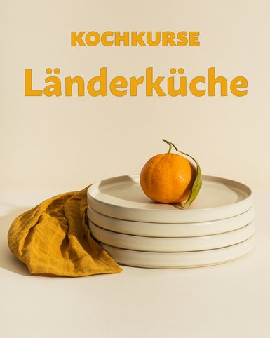 Eine orange auf einem Stapel Teller.