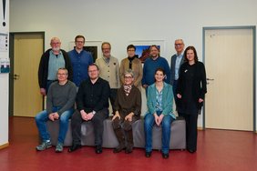 VHS-Geschäftsführer Andreas Gögel, Bildungsmanagerin Melanie Wicherung, Thomas W. Salzmann und die Teilnehmenden.