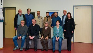 VHS-Geschäftsführer Andreas Gögel, Bildungsmanagerin Melanie Wicherung, Thomas W. Salzmann und die Teilnehmenden.