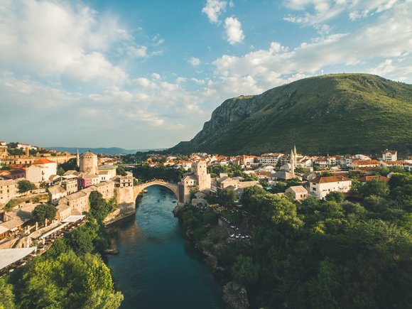 Bild: Unsplash Eine Stadt in Bosnien.