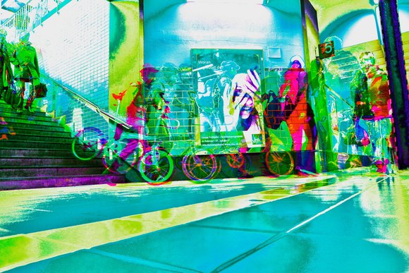 Das Citylight am Gleis 5 des Oldenburger Bahnhofs mit einem Plakat zum neuen Programm der VHS Oldenburg. Bild: Peter Klaus Andreas Biermann