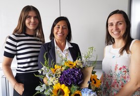 Magali Baudelet und Diana Mooy verabschieden Nuria Marrero-Förster mit einem Blumenstrauß. Bild: VHS Oldenburg