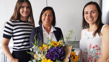 Magali Baudelet und Diana Mooy verabschieden Nuria Marrero-Förster mit einem Blumenstrauß. Bild: VHS Oldenburg