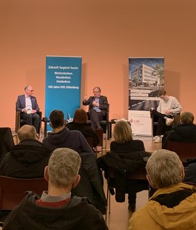Andreas Gögel, Albrecht von Lucke und Maximilian Kürten im EWE Forum Alte Fleiwa. Bild: VHS Oldenburg.