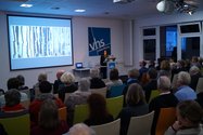 melanie Wichering führt in Ida Oelkes Ausstellung ein. Bild: VHS Oldenburg.