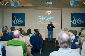 Thomas W- Salzmann begrüßt die Gäste der Ausstellungseröffnung