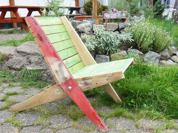 Ein Stuhl aus alten Paletten.