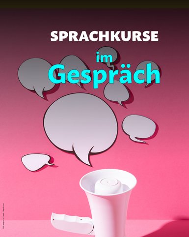 Ein Megafon aus dem Sprechblasen aufsteigen