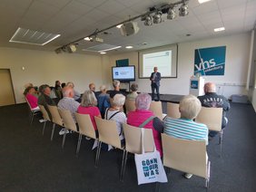 Andreas Gögel im Gespräch mit den Mitgliedern der selbstständige Kameradschaft Ehemaliger, Reservisten und Hinterbliebener Oldenburg und Umgebung