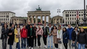 Die Teilnehmenden vor dem Brandenburger Tor. Bild: VHS Oldenburg