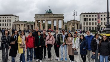 Die Teilnehmenden vor dem Brandenburger Tor. Bild: VHS Oldenburg