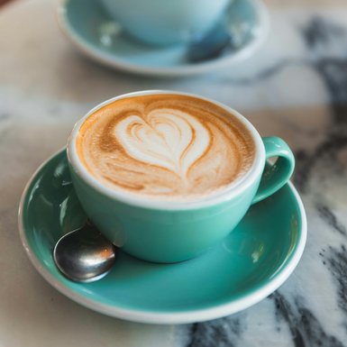 Zwei Tassen Kaffee auf einem Tisch