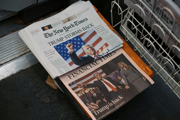 Bild: Unsplash Berichte über Trumps Wiederwahl zum Präsidenten der USA auf den Titelseiten mehrerer Zeitungen.