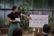 Bild: Eiko Braatz Dr. Maren Striebel präsentiert ein Schaubild
