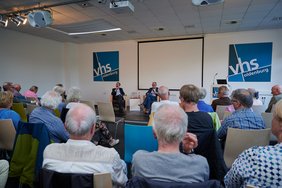 Blick aus dem Publikum auf das Podium.