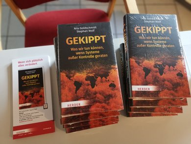 Nils Goldschmidts Buch „Gekippt“. Erschienen in Herder Verlag. Bild: VHS Oldenburg.