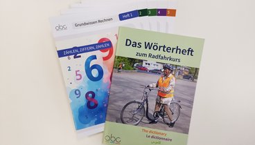 Titel der Broschüren zum Rechnen und Fahrradfahren für Migrantinnen. Bild: VHS Oldenburg