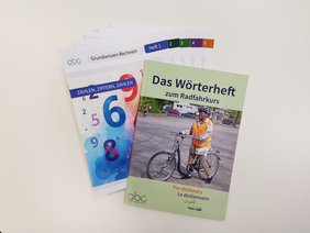 Titel der Broschüren zum Rechnen und Fahrradfahren für Migrantinnen. Bild: VHS Oldenburg
